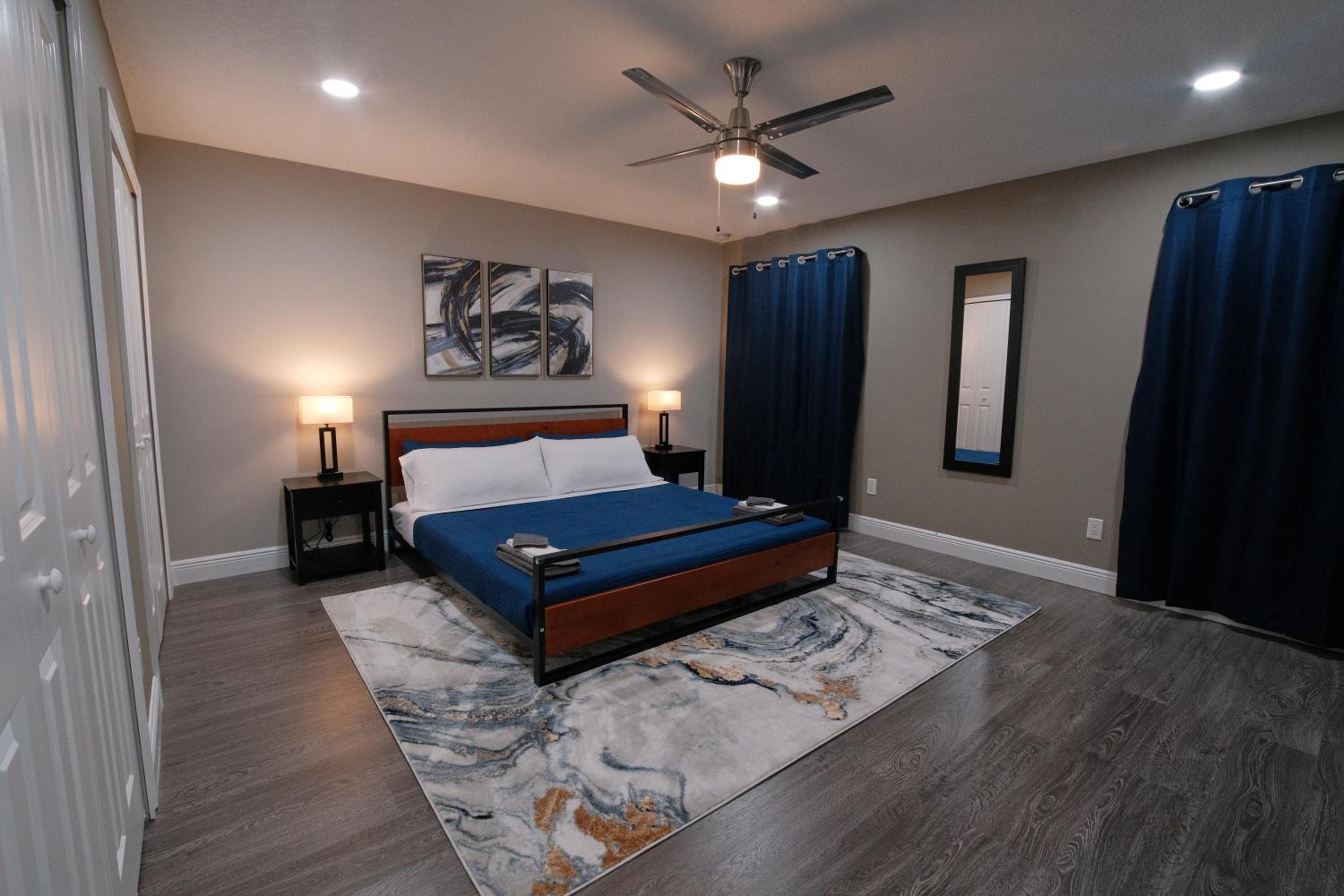 Sleeps 8-Pool-5 min to Universal! Spacious