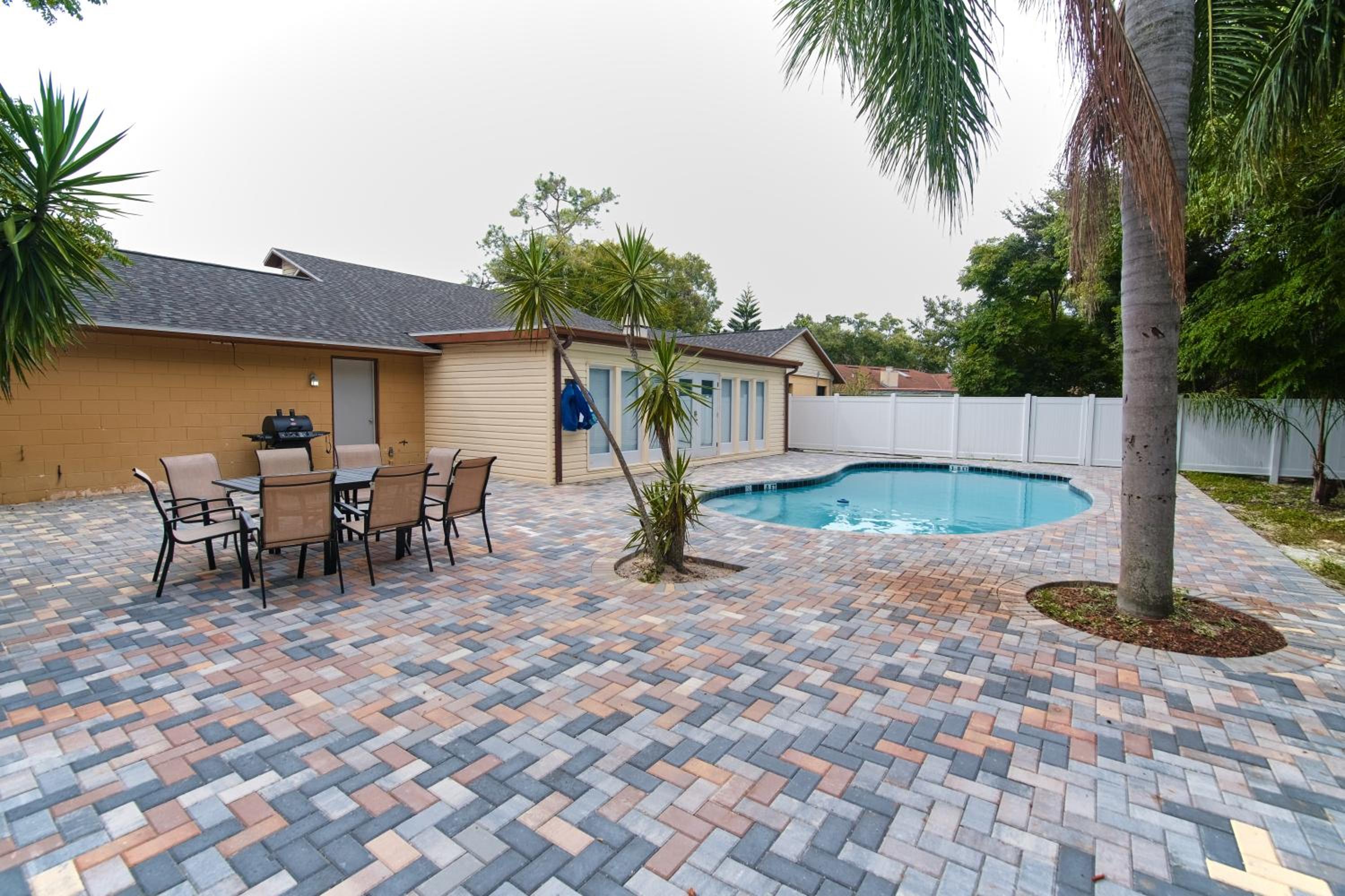 Sleeps 8-Pool-5 min to Universal! Spacious
