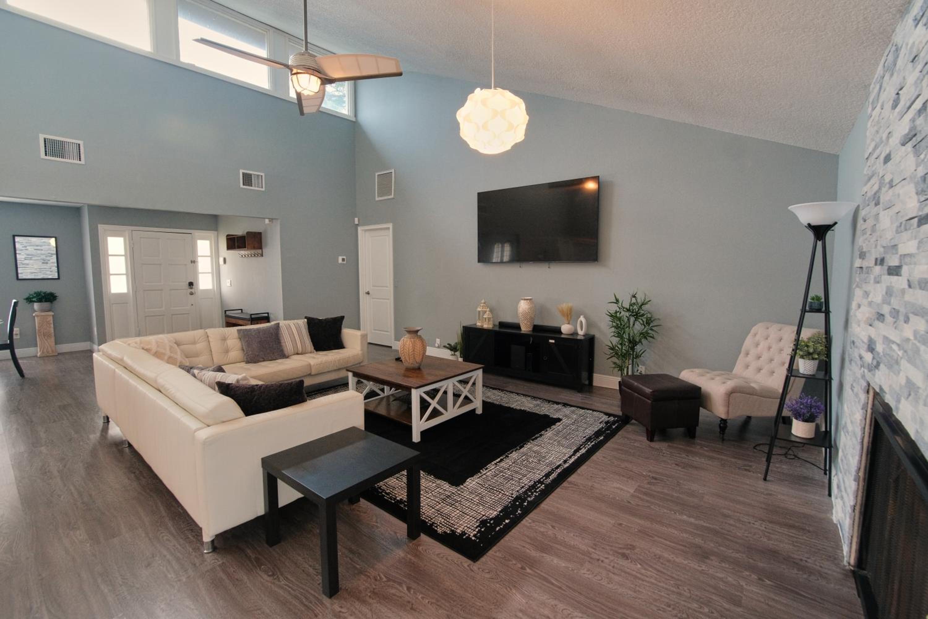 Sleeps 8-Pool-5 min to Universal! Spacious
