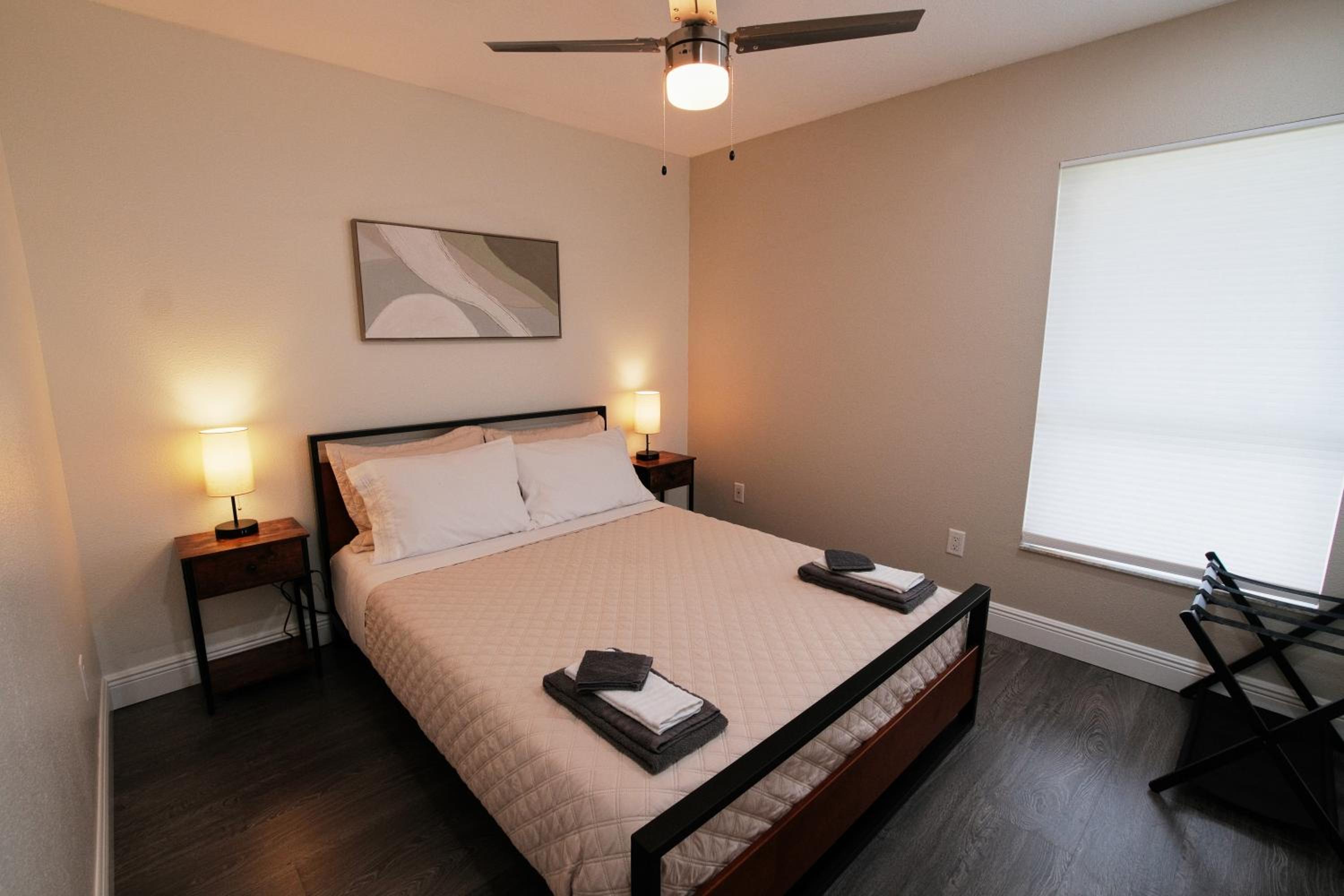 Sleeps 8-Pool-5 min to Universal! Spacious