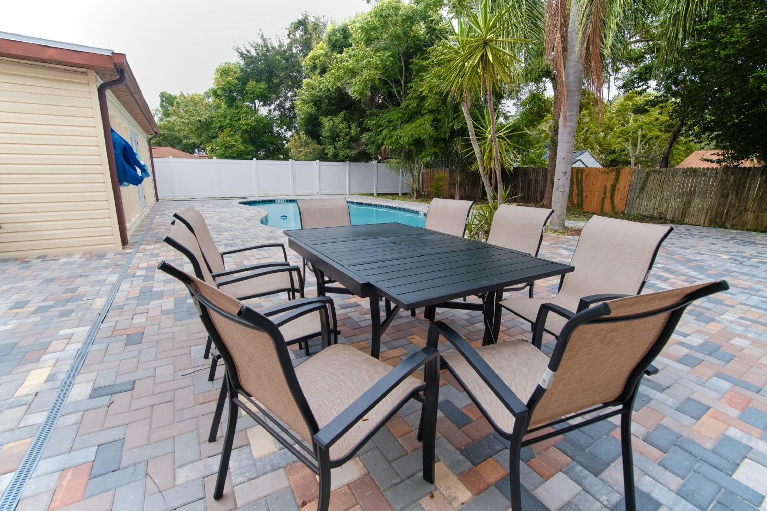 Sleeps 8-Pool-5 min to Universal! Spacious