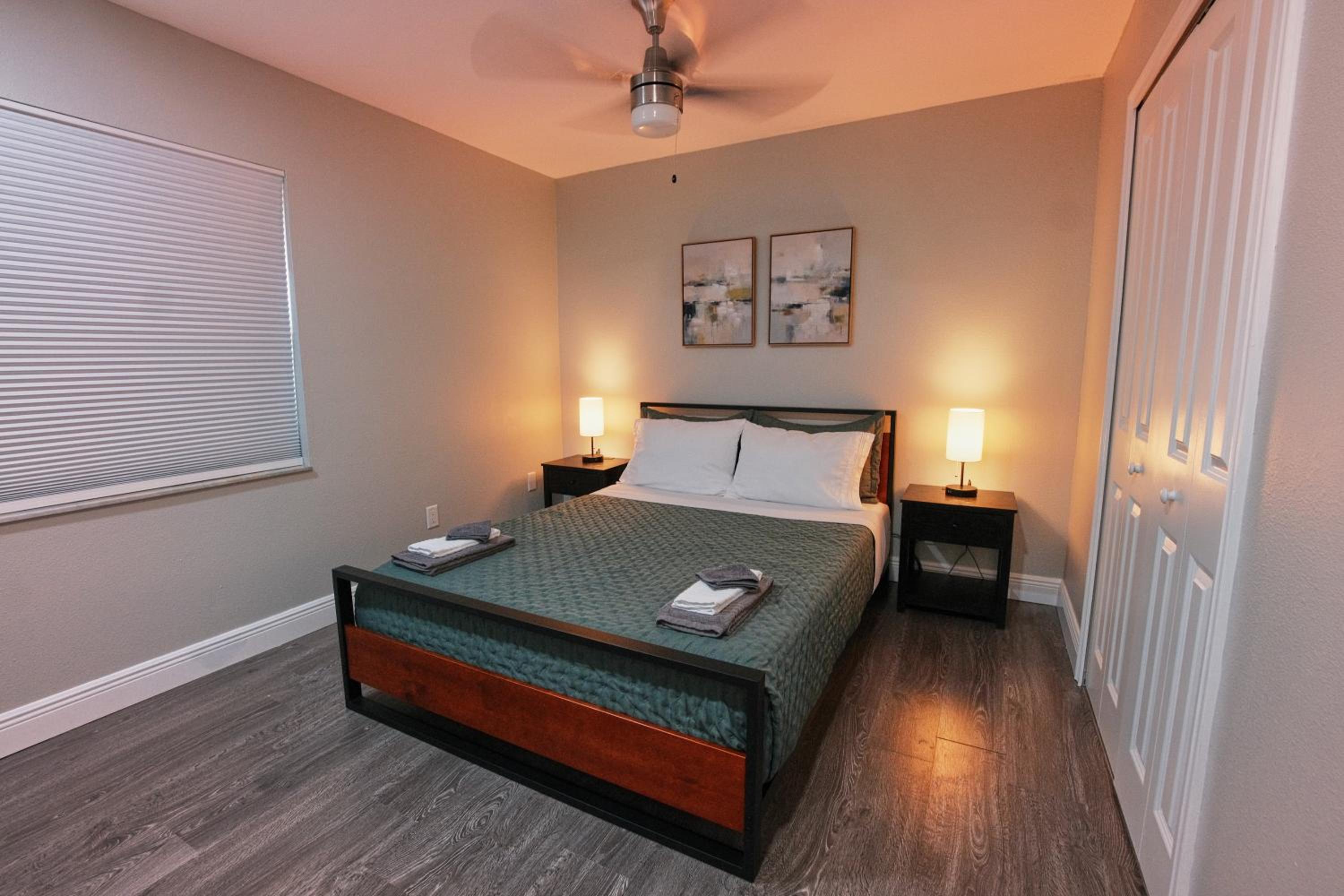 Sleeps 8-Pool-5 min to Universal! Spacious