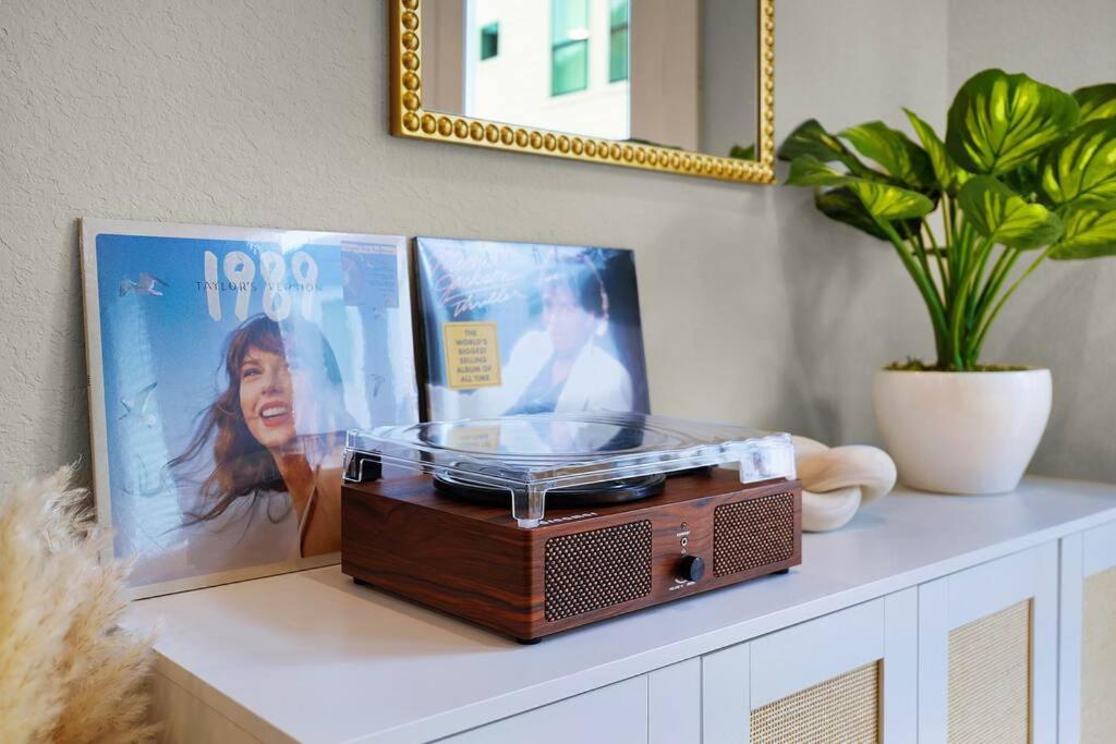 Trendy Heights Haven-Cozy Stay in Heart of HTX view 2