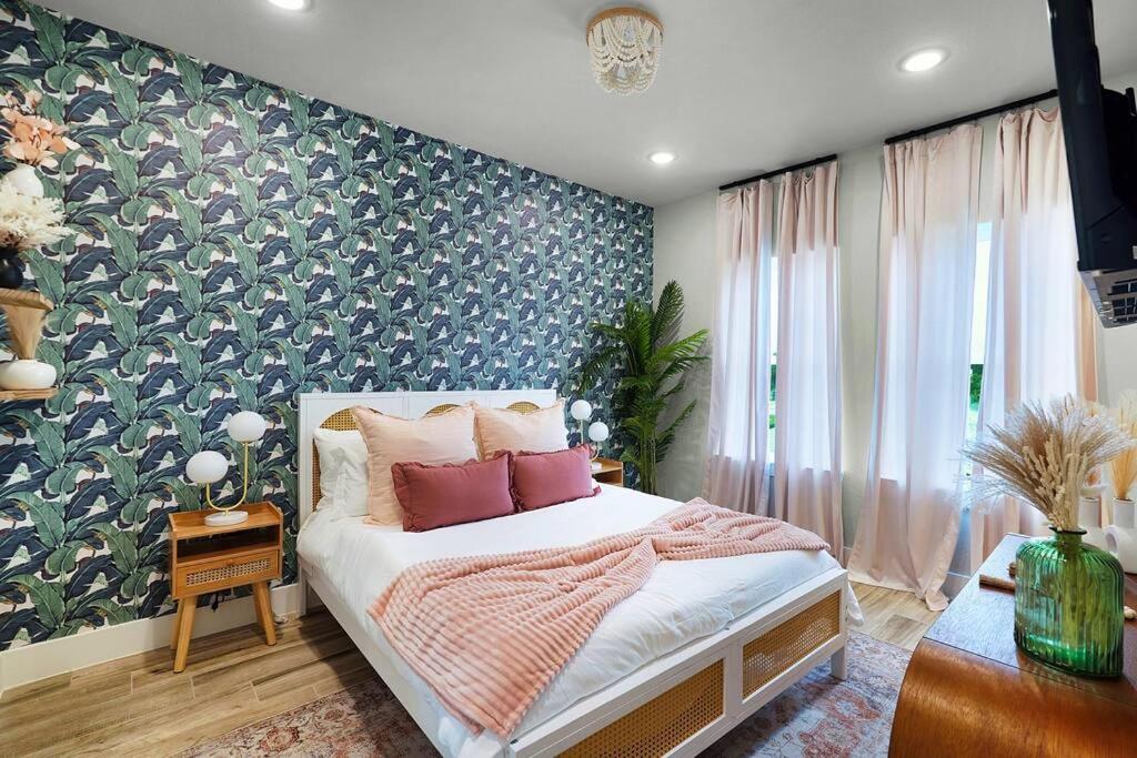 Trendy Heights Haven-Cozy Stay in Heart of HTX view 4