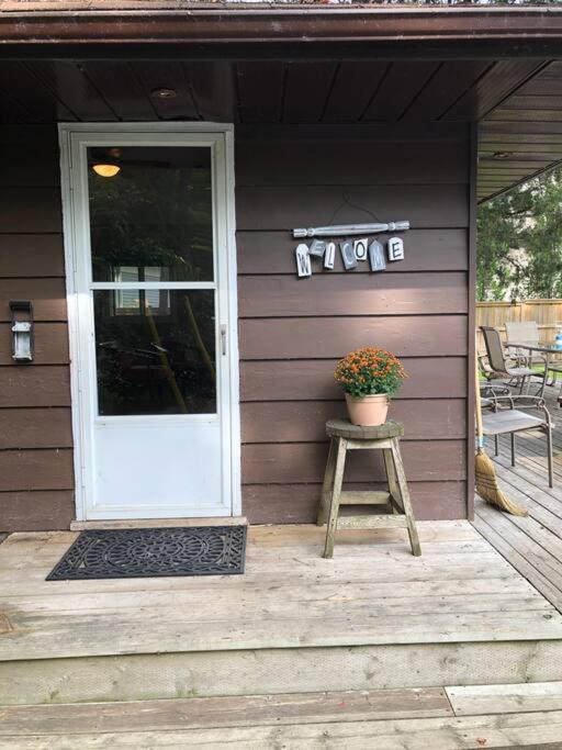 Cozy Lakefront Cabin