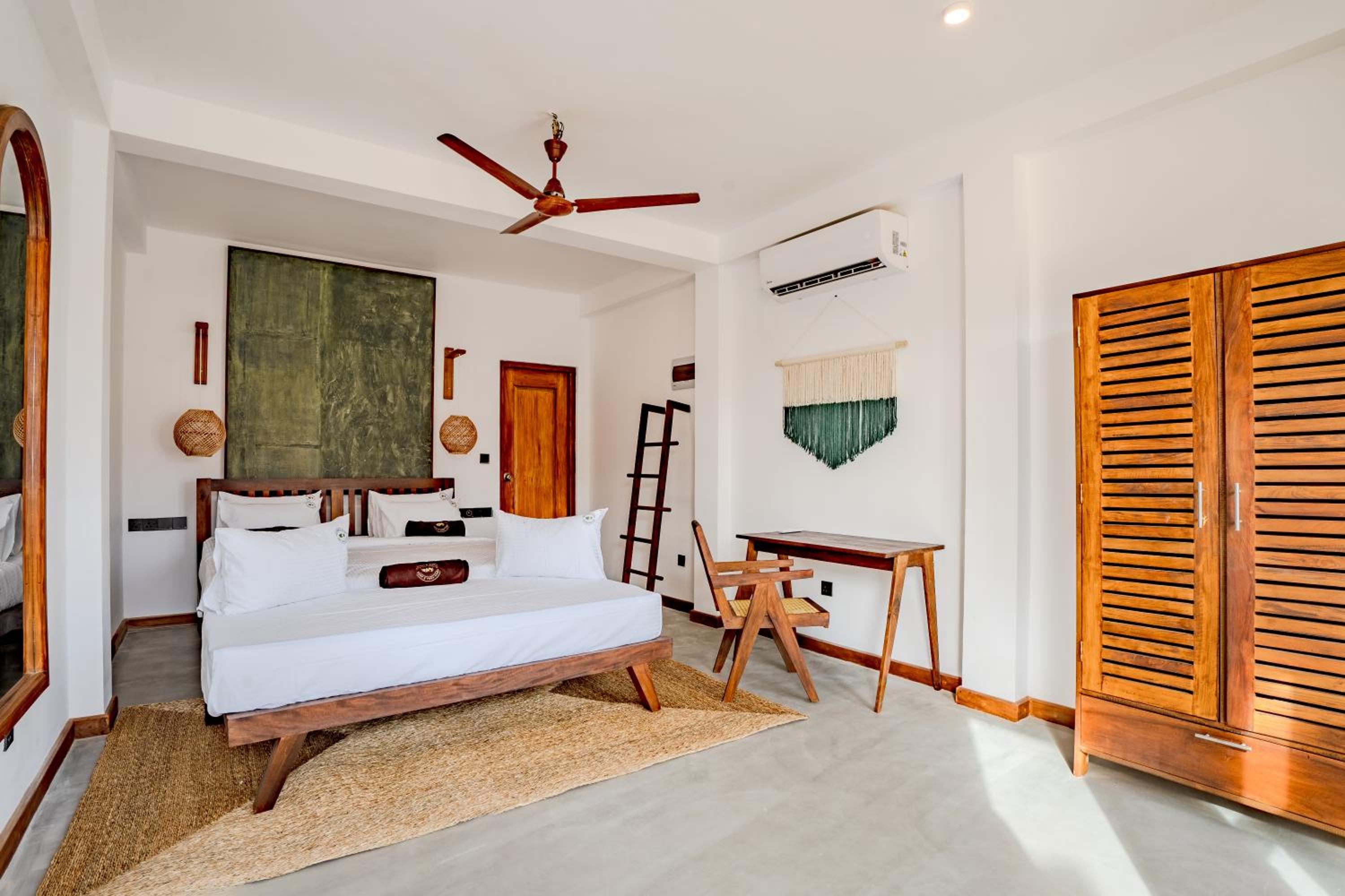 The Green Rooms Surf & Yoga Camp - ON THE BEACH - Prime location Renovated 2024 view 3