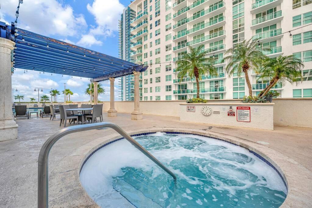 Luxury 36th Floor Suite, 2 Bedrooms & 3 Beds, 1 King, 1 Queen, Balcony w Sea View, Free Parking