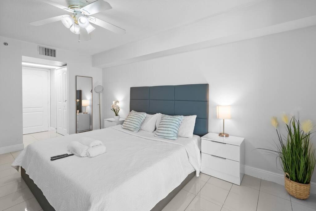 Luxury 36th Floor Suite, 2 Bedrooms & 3 Beds, 1 King, 1 Queen, Balcony w Sea View, Free Parking