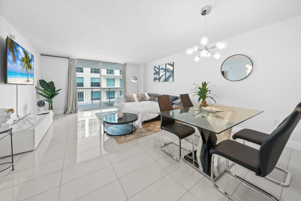 Luxury 36th Floor Suite, 2 Bedrooms & 3 Beds, 1 King, 1 Queen, Balcony w Sea View, Free Parking