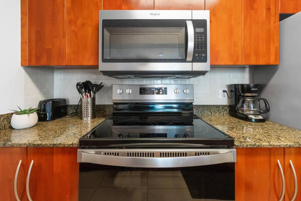 Luxury 36th Floor Suite, 2 Bedrooms & 3 Beds, 1 King, 1 Queen, Balcony w Sea View, Free Parking