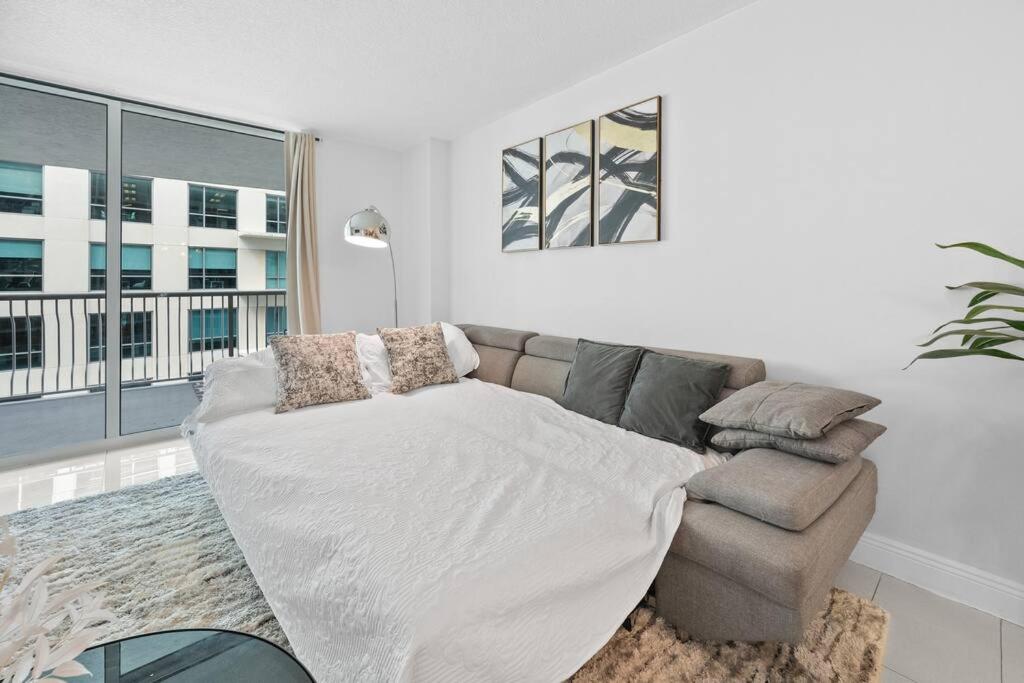 Luxury 36th Floor Suite, 2 Bedrooms & 3 Beds, 1 King, 1 Queen, Balcony w Sea View, Free Parking