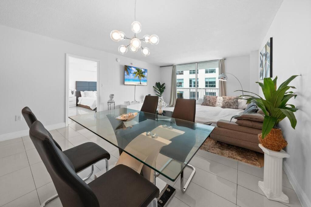 Luxury 36th Floor Suite, 2 Bedrooms & 3 Beds, 1 King, 1 Queen, Balcony w Sea View, Free Parking