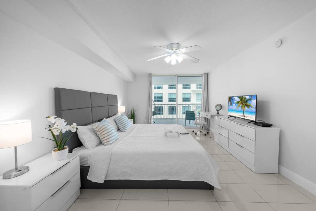 Luxury 36th Floor Suite, 2 Bedrooms & 3 Beds, 1 King, 1 Queen, Balcony w Sea View, Free Parking