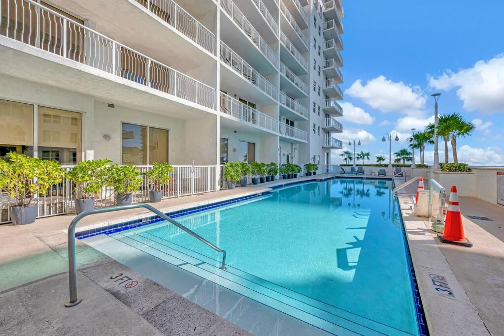 Luxury 36th Floor Suite, 2 Bedrooms & 3 Beds, 1 King, 1 Queen, Balcony w Sea View, Free Parking