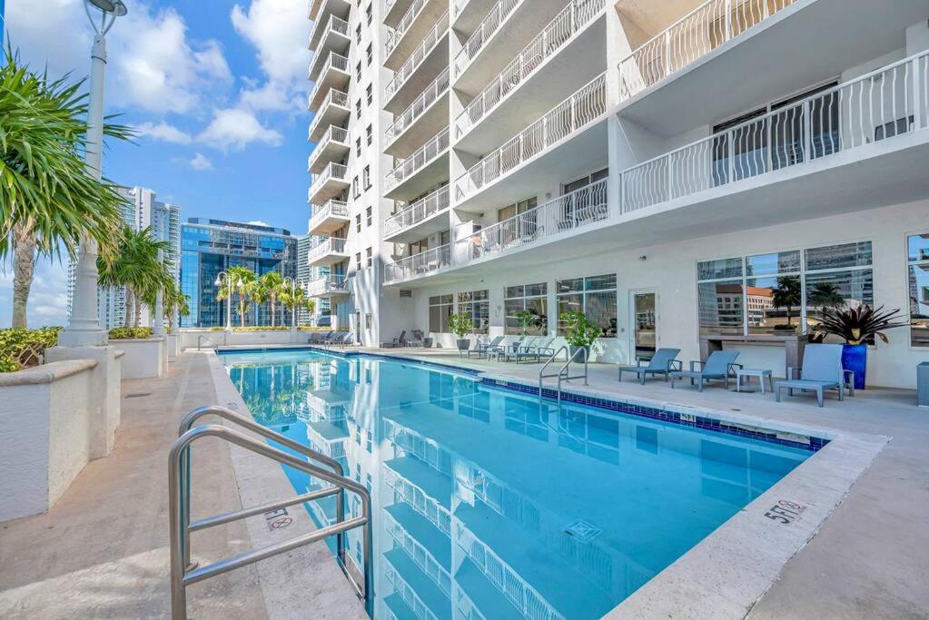 Luxury 36th Floor Suite, 2 Bedrooms & 3 Beds, 1 King, 1 Queen, Balcony w Sea View, Free Parking