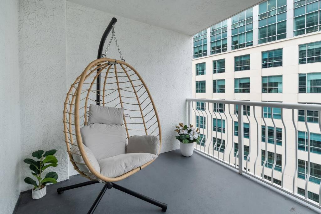Luxury 36th Floor Suite, 2 Bedrooms & 3 Beds, 1 King, 1 Queen, Balcony w Sea View, Free Parking
