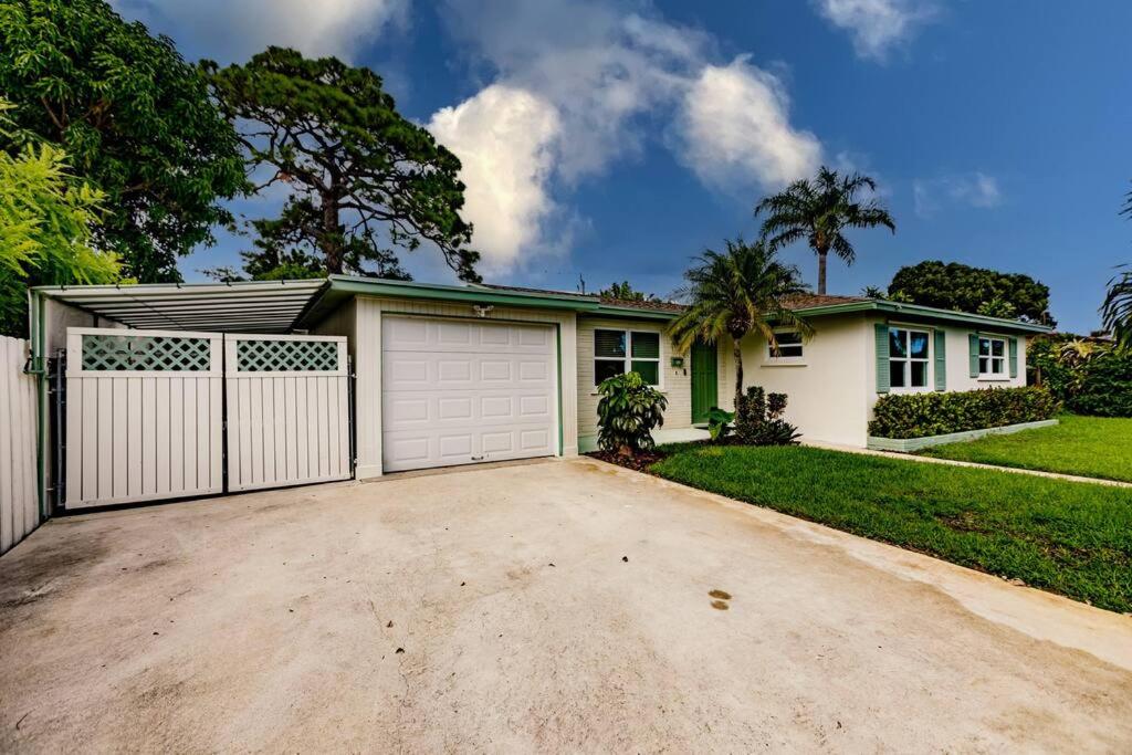 Modern 3BR Escape Has Pets, Free Parking, Workspace view 4