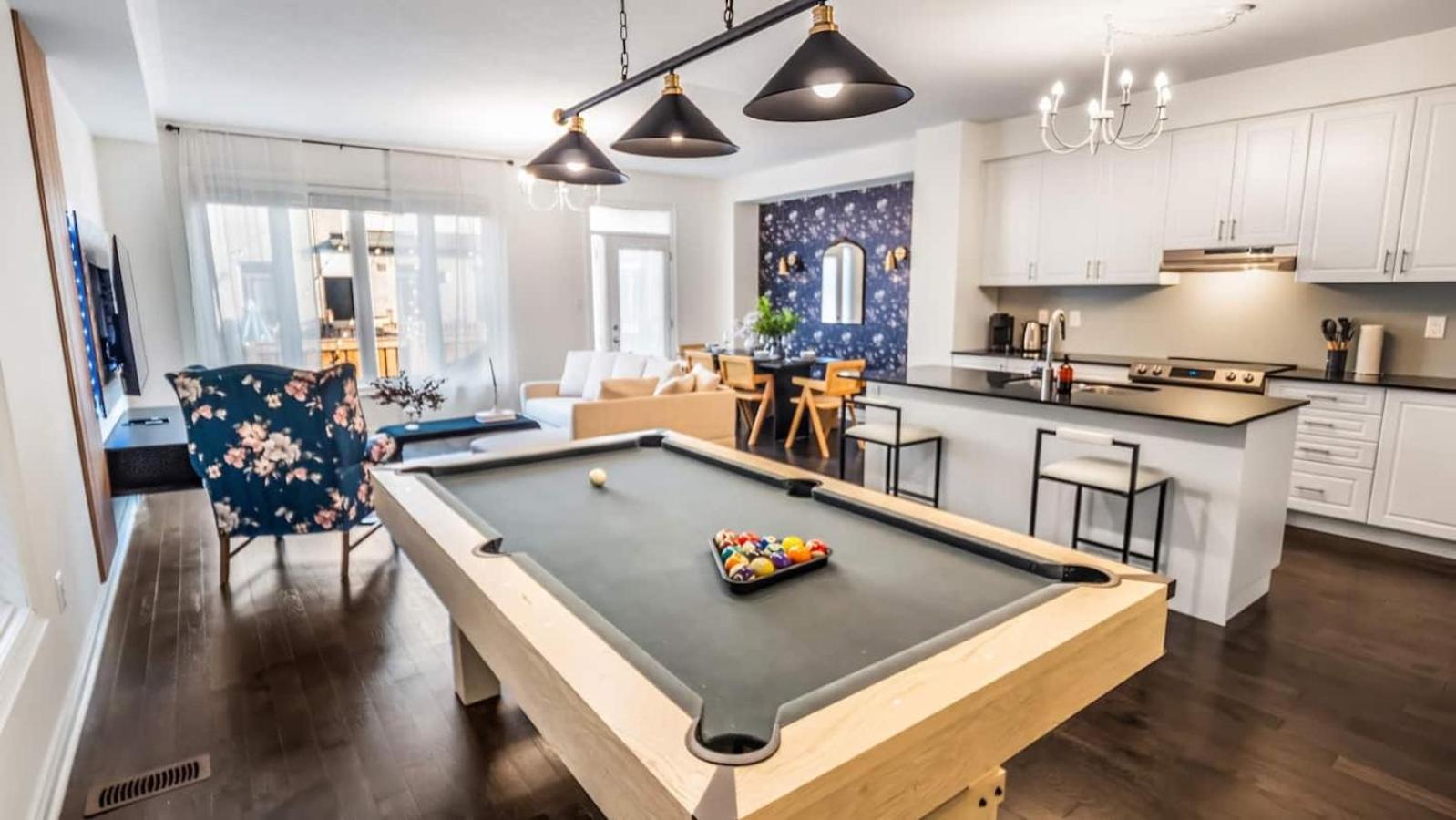 Family Fun House- King Bed Fire Table Pool Table