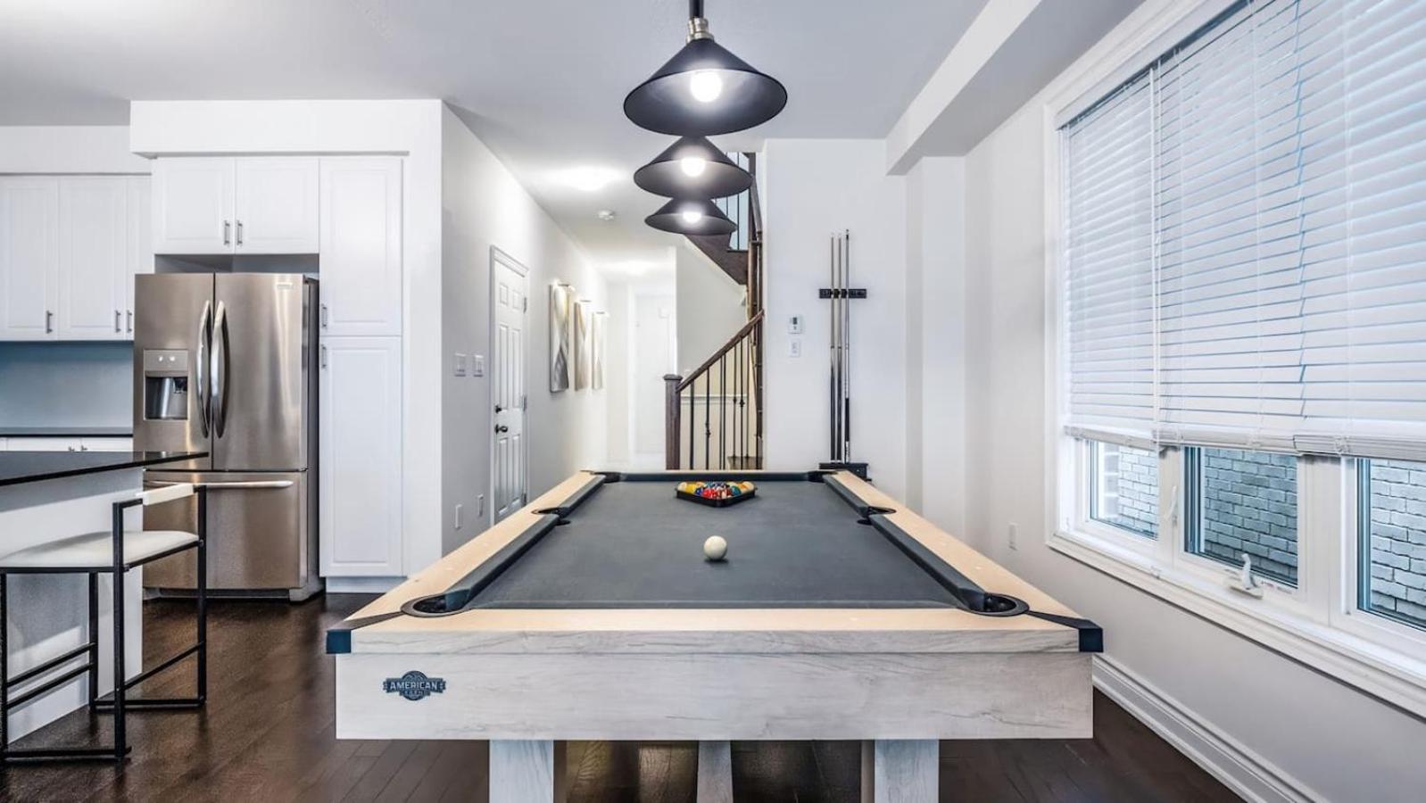 Family Fun House- King Bed Fire Table Pool Table
