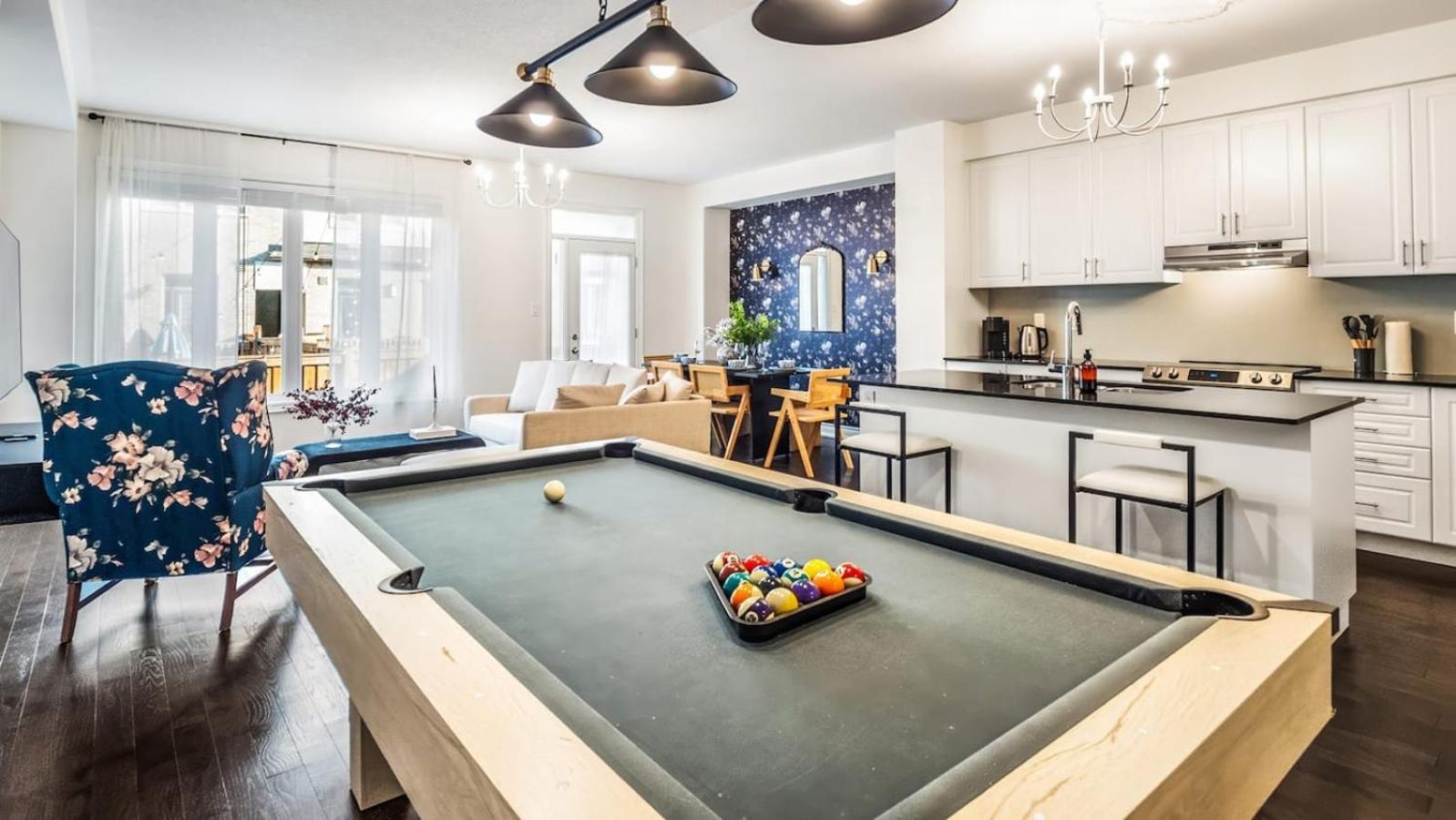 Family Fun House- King Bed Fire Table Pool Table