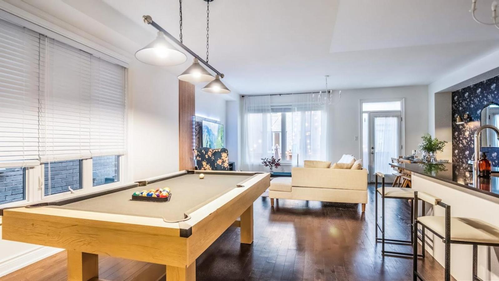 Family Fun House- King Bed Fire Table Pool Table