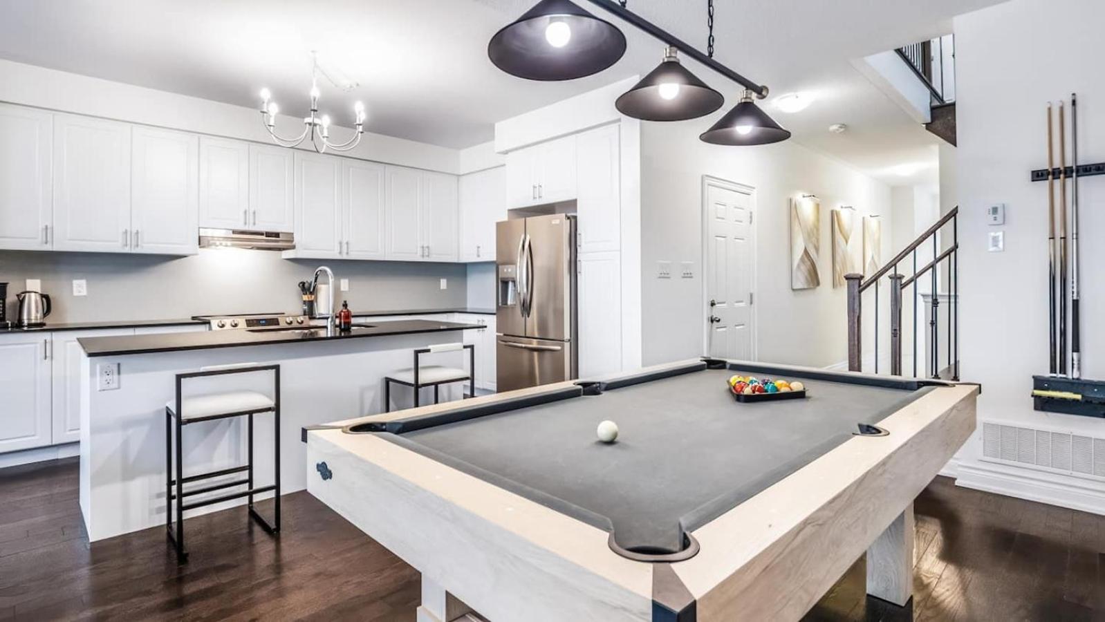 Family Fun House- King Bed Fire Table Pool Table