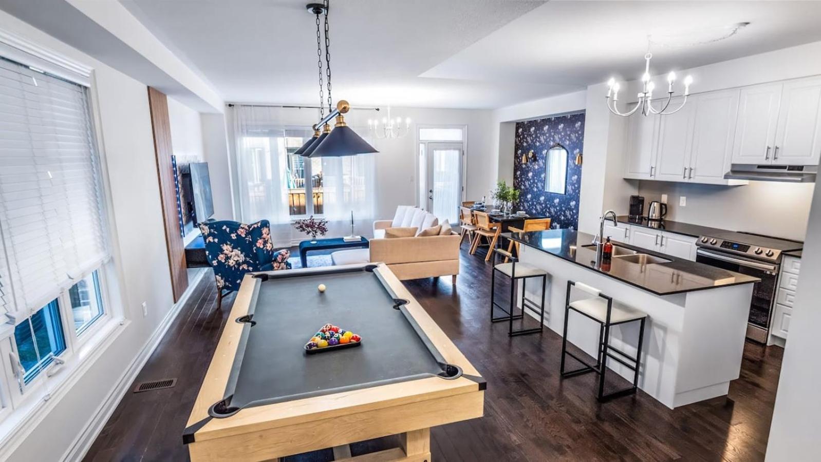 Family Fun House- King Bed Fire Table Pool Table