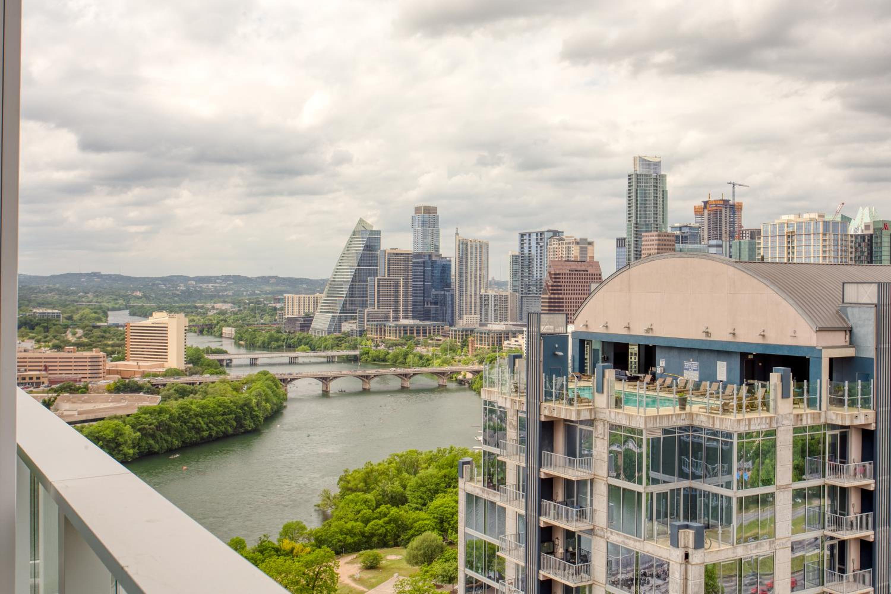 The Natiivo by AvantStay Modern High-Rise with Rooftop Pool & Skyline Views