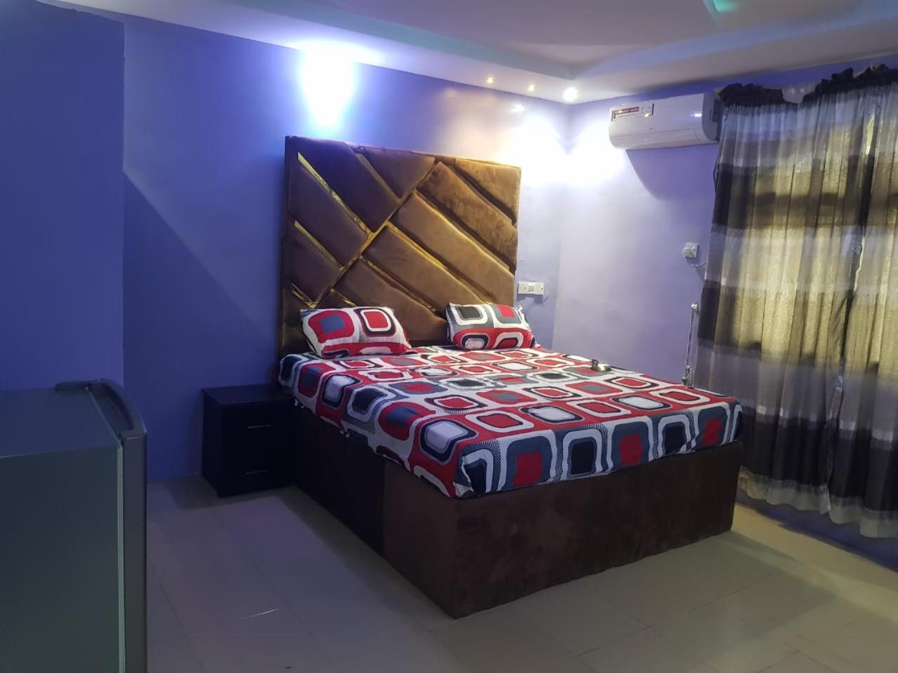 3JD Lavishly Furnished 2 bed apartment view 3