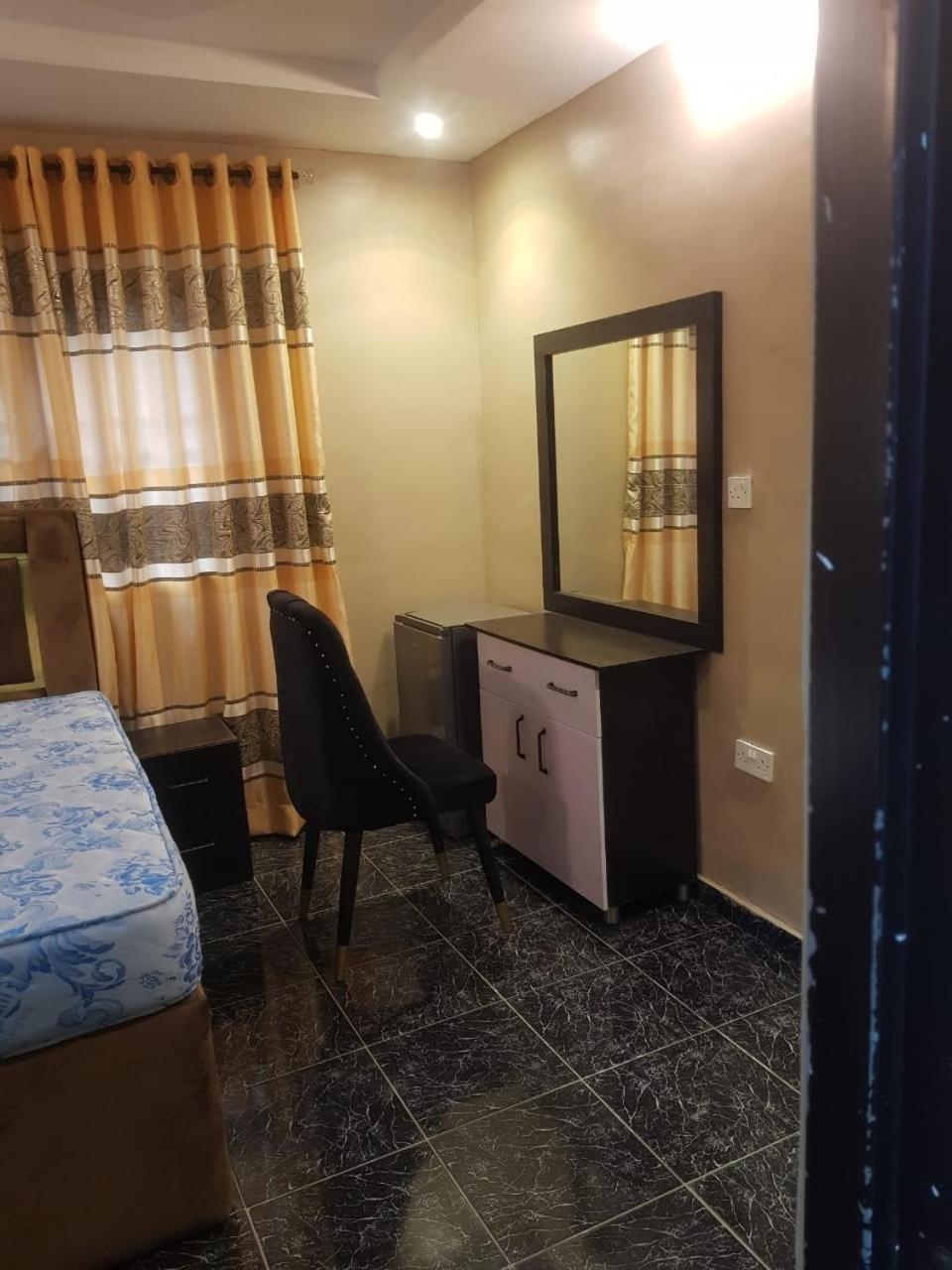 3JD Lavishly Furnished 2 bed apartment view 4