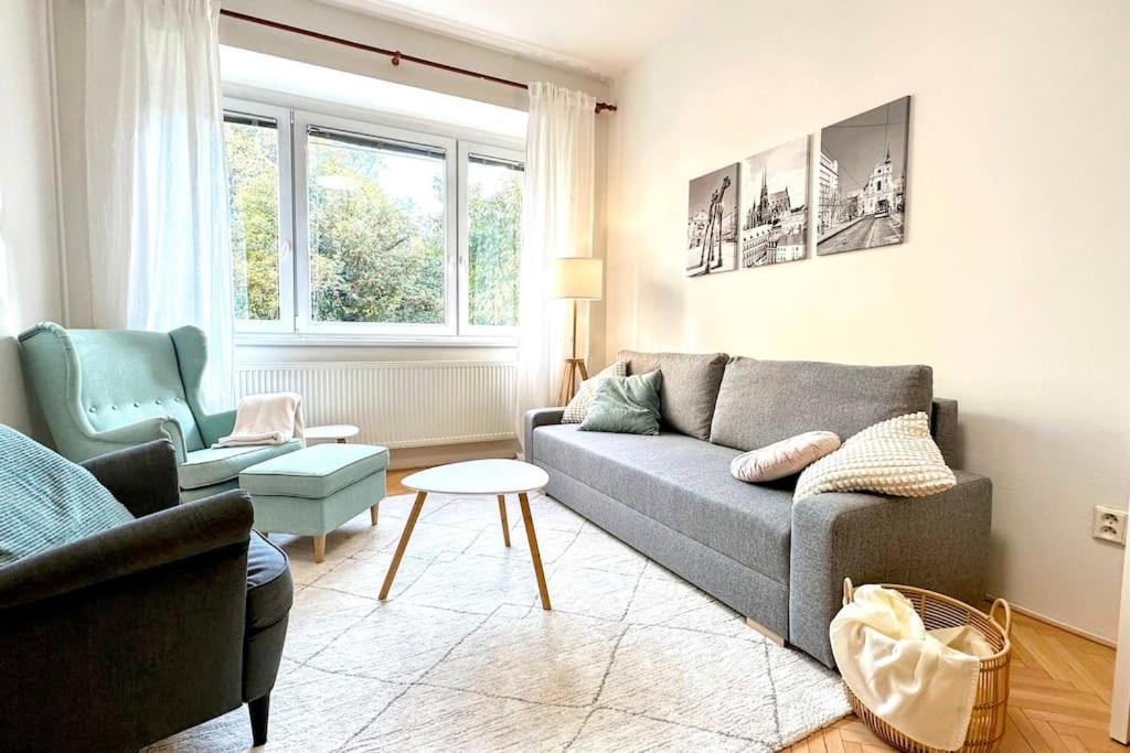Apartmán s balkonem u parku & 15 minut do centra