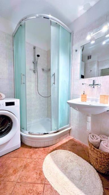 Apartmán s balkonem u parku & 15 minut do centra