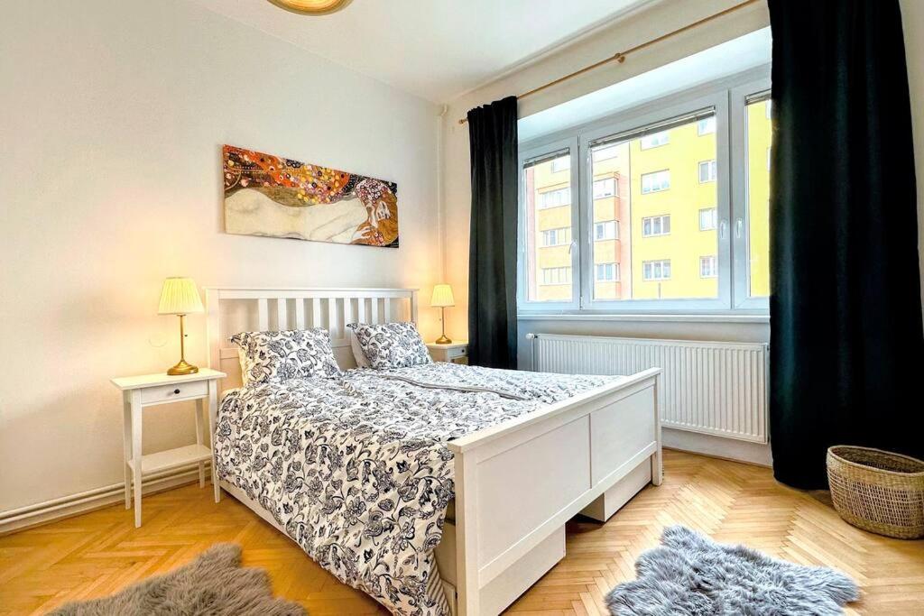 Apartmán s balkonem u parku & 15 minut do centra
