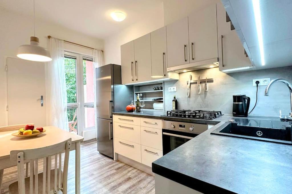 Apartmán s balkonem u parku & 15 minut do centra