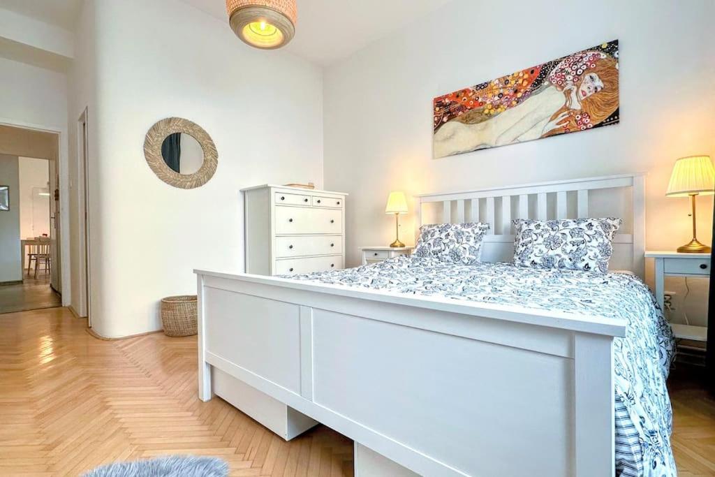 Apartmán s balkonem u parku & 15 minut do centra