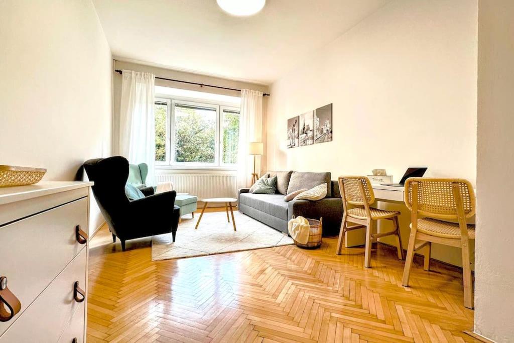 Apartmán s balkonem u parku & 15 minut do centra