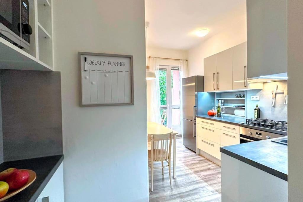 Apartmán s balkonem u parku & 15 minut do centra