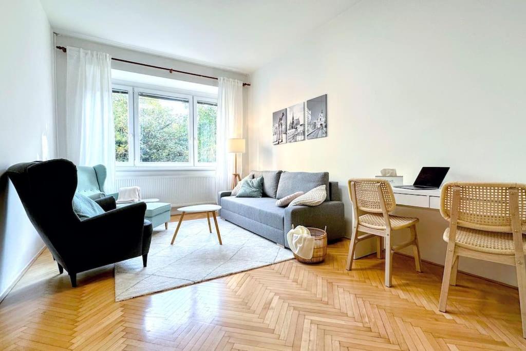 Apartmán s balkonem u parku & 15 minut do centra