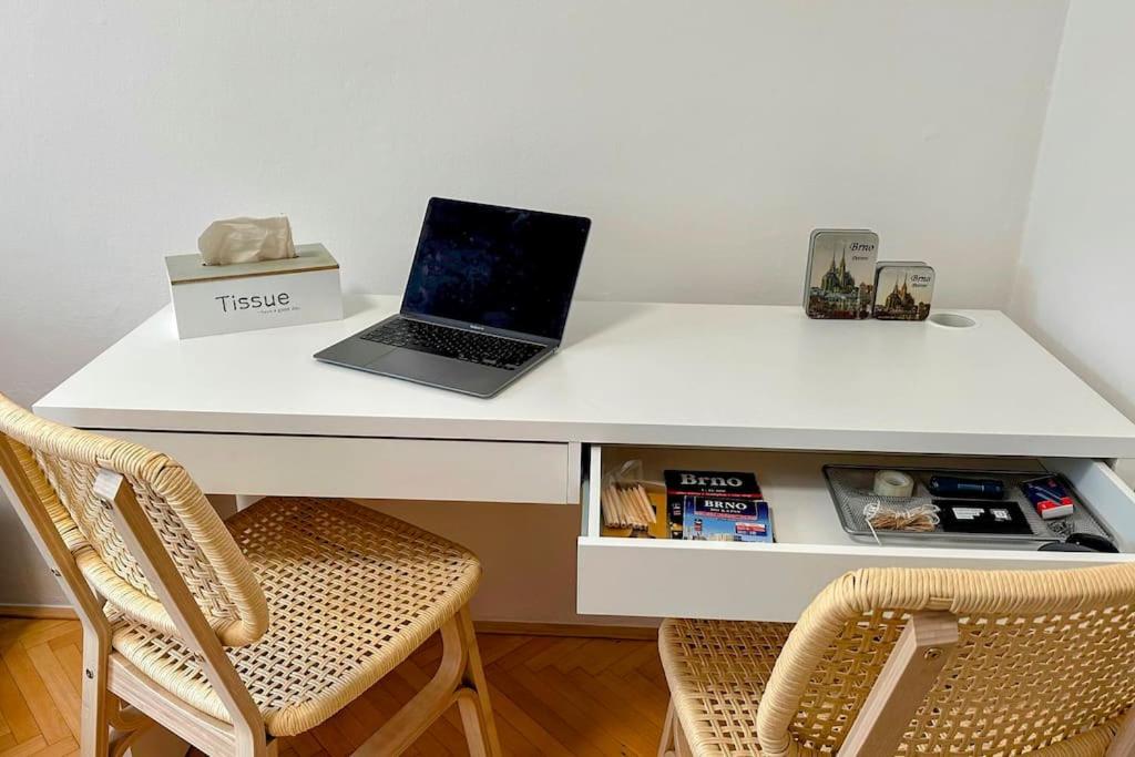 Apartmán s balkonem u parku & 15 minut do centra
