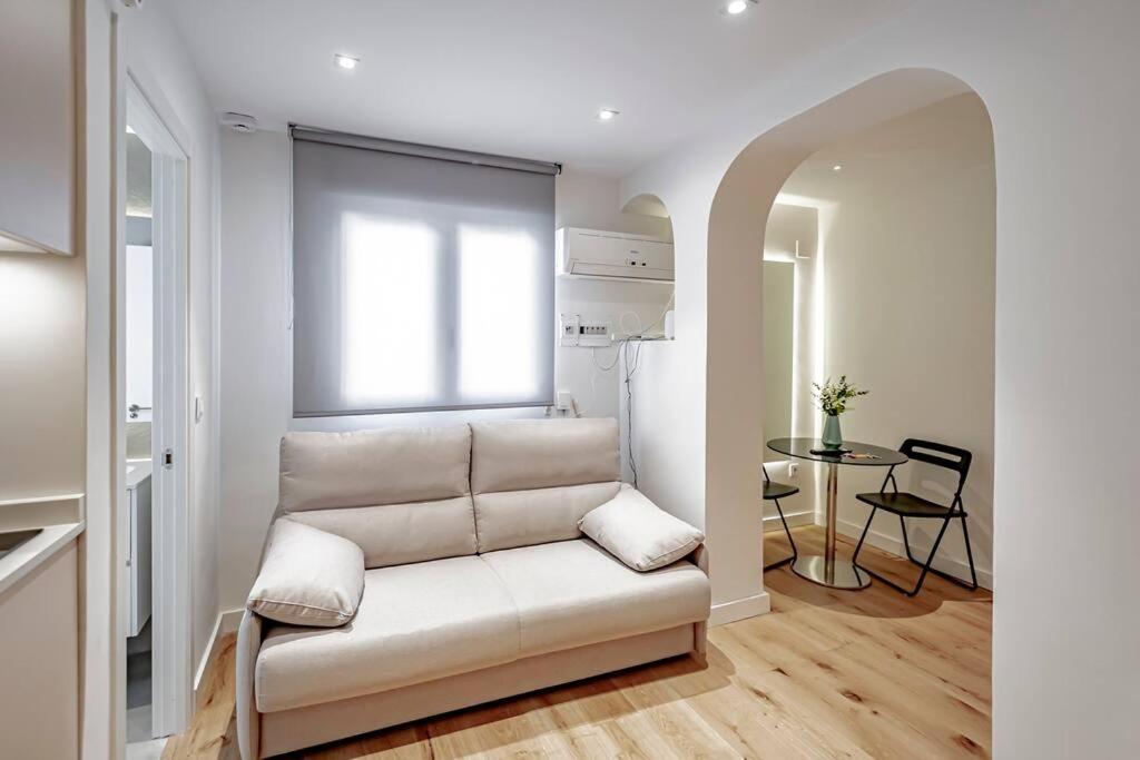 New modern Apartment Malasaña - Chueca 5 Pax view 3