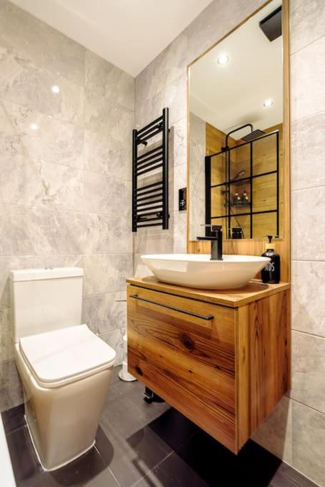 Curzon Family Home - Pet Friendly - Hot tub - Under New Management view 5
