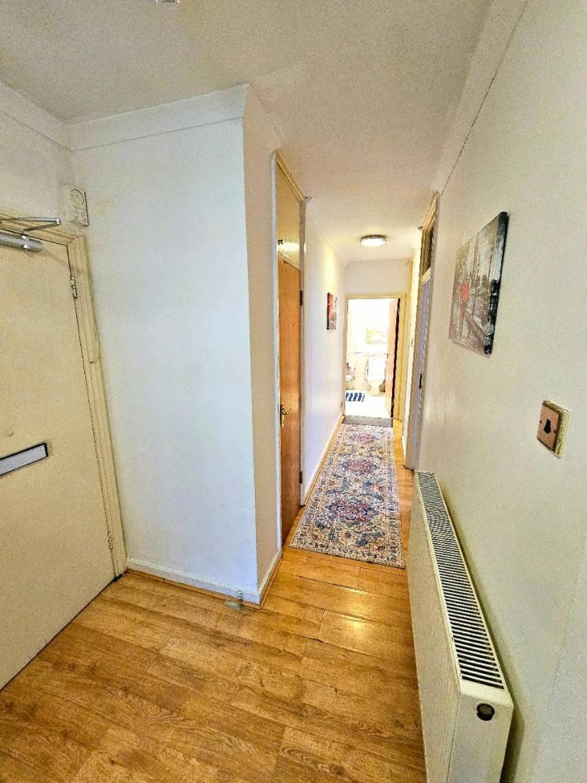 Bright & Spacious Home in Building with Lift, right next to Bayswater Station - Walk to Kensington Palace, Hyde Park, Little Venice & Notting Hill