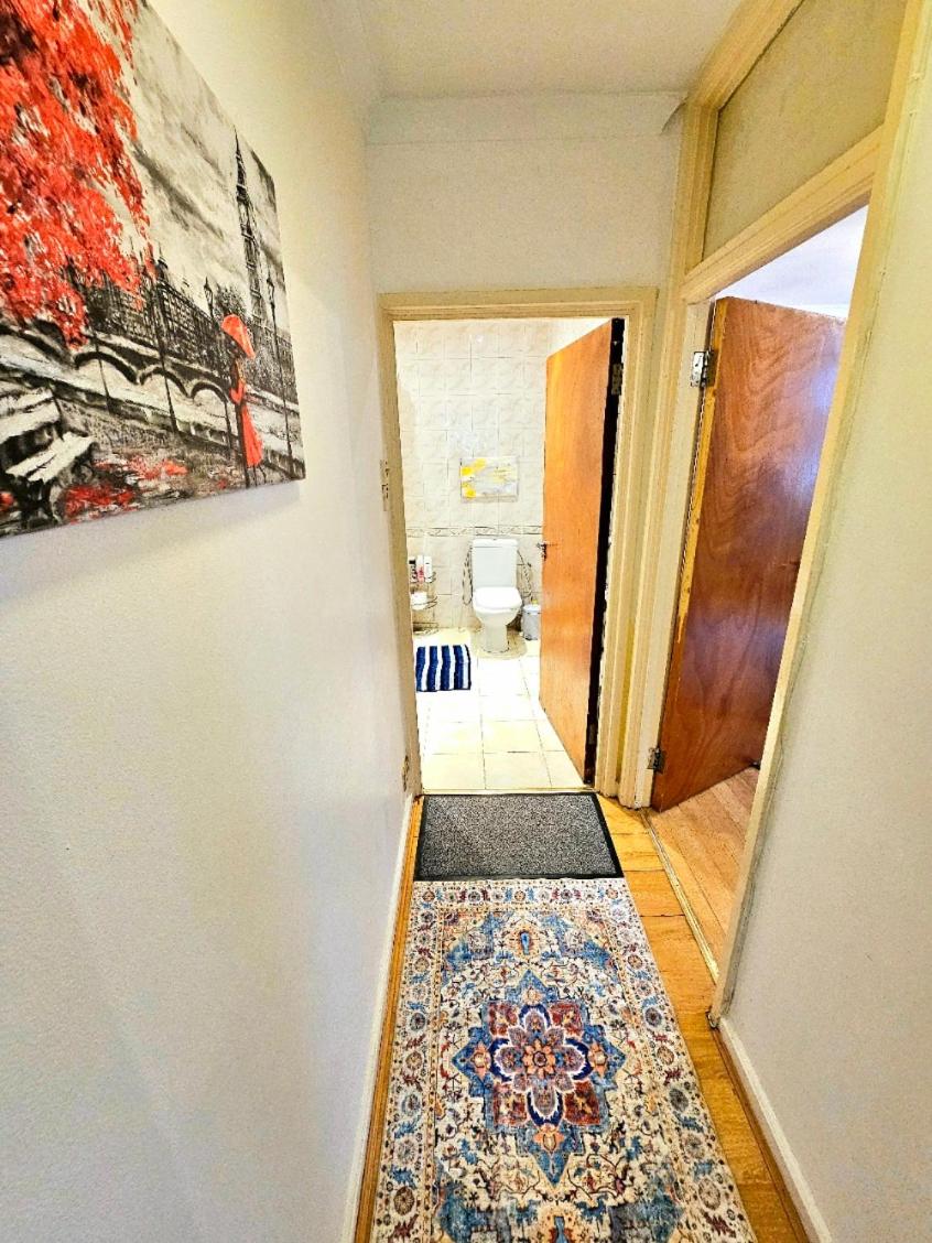 Bright & Spacious Home in Building with Lift, right next to Bayswater Station - Walk to Kensington Palace, Hyde Park, Little Venice & Notting Hill