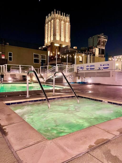 Iconic Heart of DTLA Loft with Rooftop Pool Jacuzzi Gym