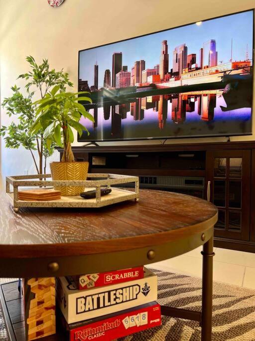 Iconic Heart of DTLA Loft with Rooftop Pool Jacuzzi Gym
