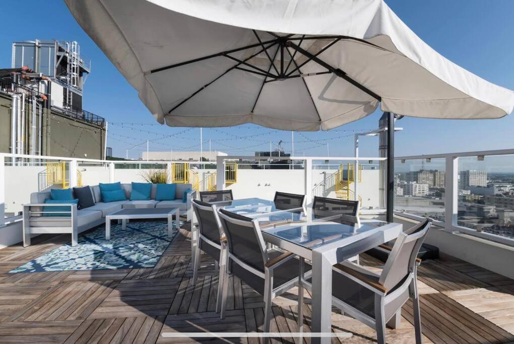 Iconic Heart of DTLA Loft with Rooftop Pool Jacuzzi Gym