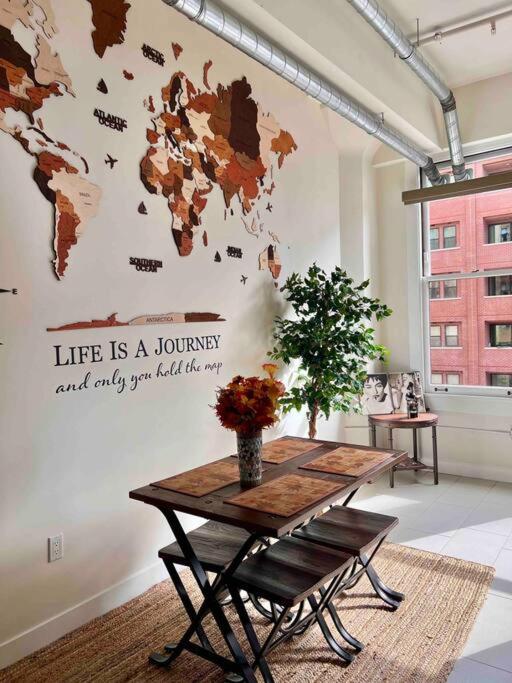 Iconic Heart of DTLA Loft with Rooftop Pool Jacuzzi Gym