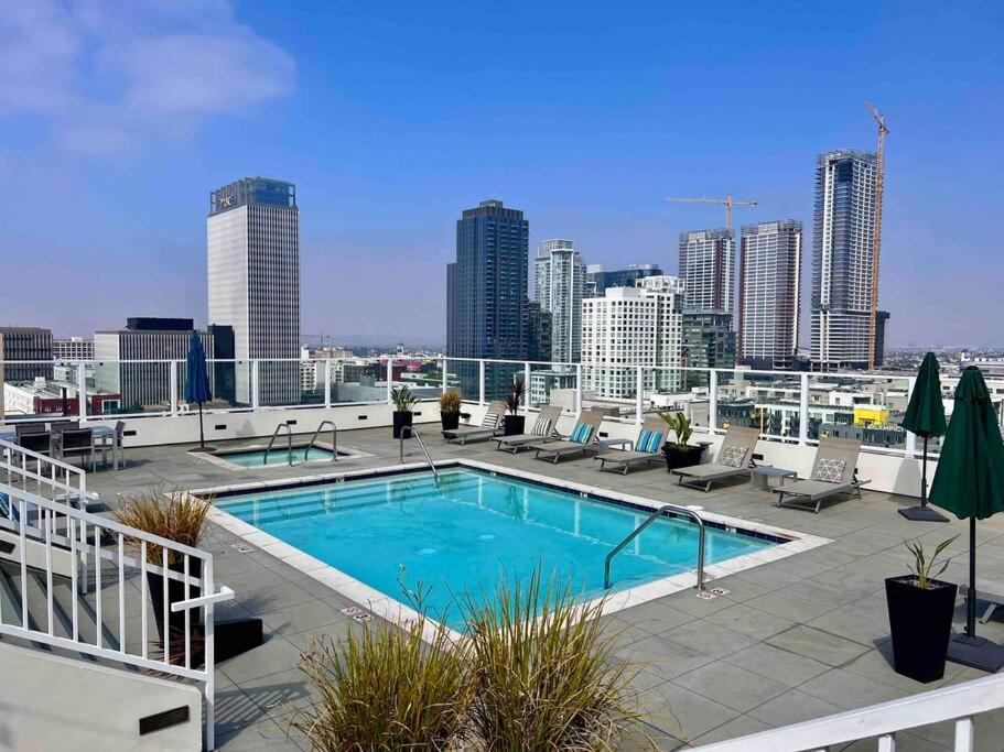 Iconic Heart of DTLA Loft with Rooftop Pool Jacuzzi Gym