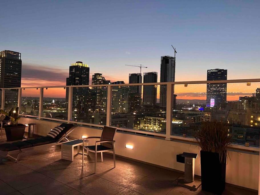 Iconic Heart of DTLA Loft with Rooftop Pool Jacuzzi Gym