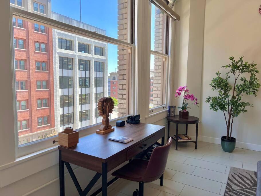 Iconic Heart of DTLA Loft with Rooftop Pool Jacuzzi Gym